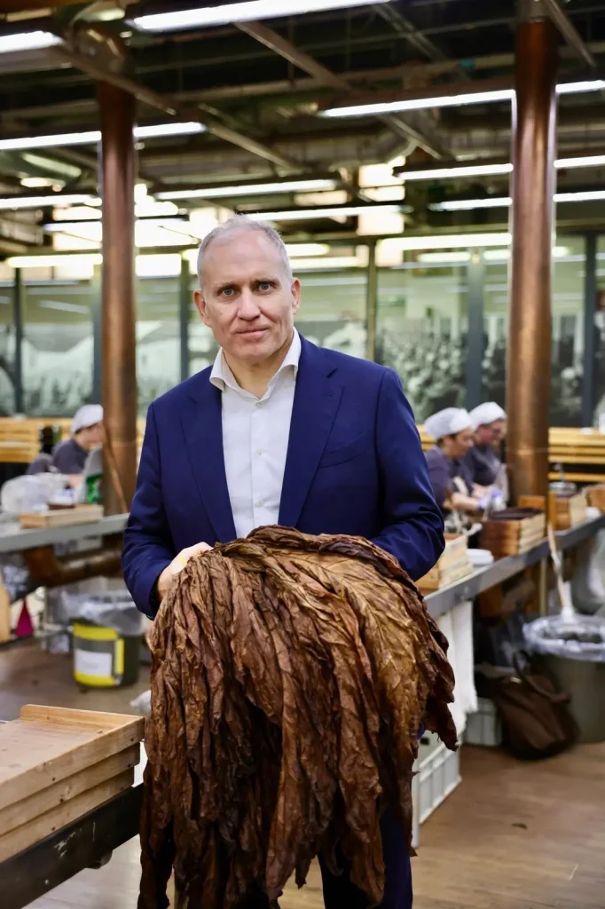 Stefano Mariotti, Amministratore Delegato di Manifatture Sigaro Toscano, con foglie di tabacco Kentucky in fabbrica.