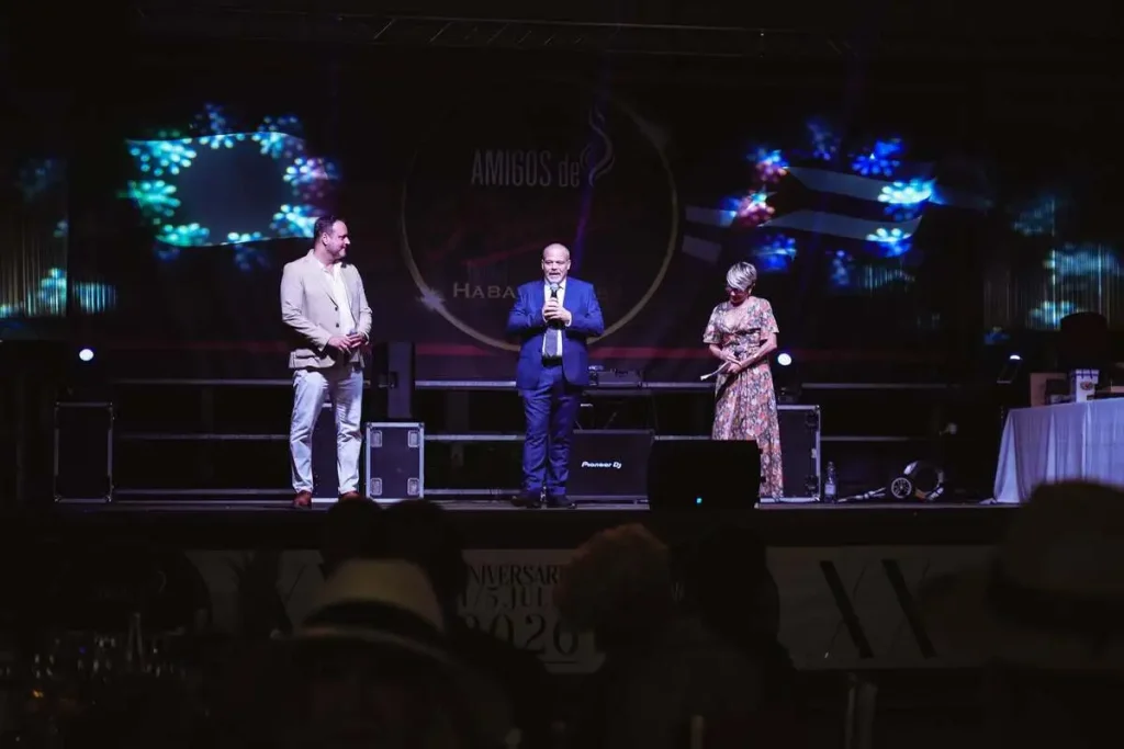 Stefano Minoia e i presentatori dell'evento sul palco principale del XX Amigos de Partagás a Matelica durante le premiazioni e i discorsi istituzionali della serata.