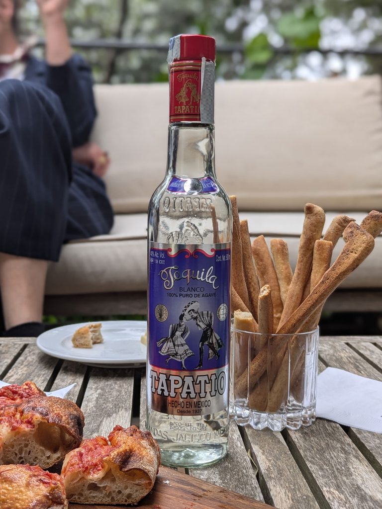 Primo piano di una bottiglia di Tequila Tapatio durante l'evento esclusivo di Velier con Sukhinder Singh