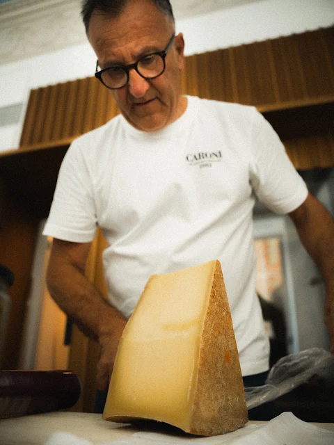 Taglio di formaggio stagionato d'eccellenza per la proposta gastronomica di Velier in Banchi