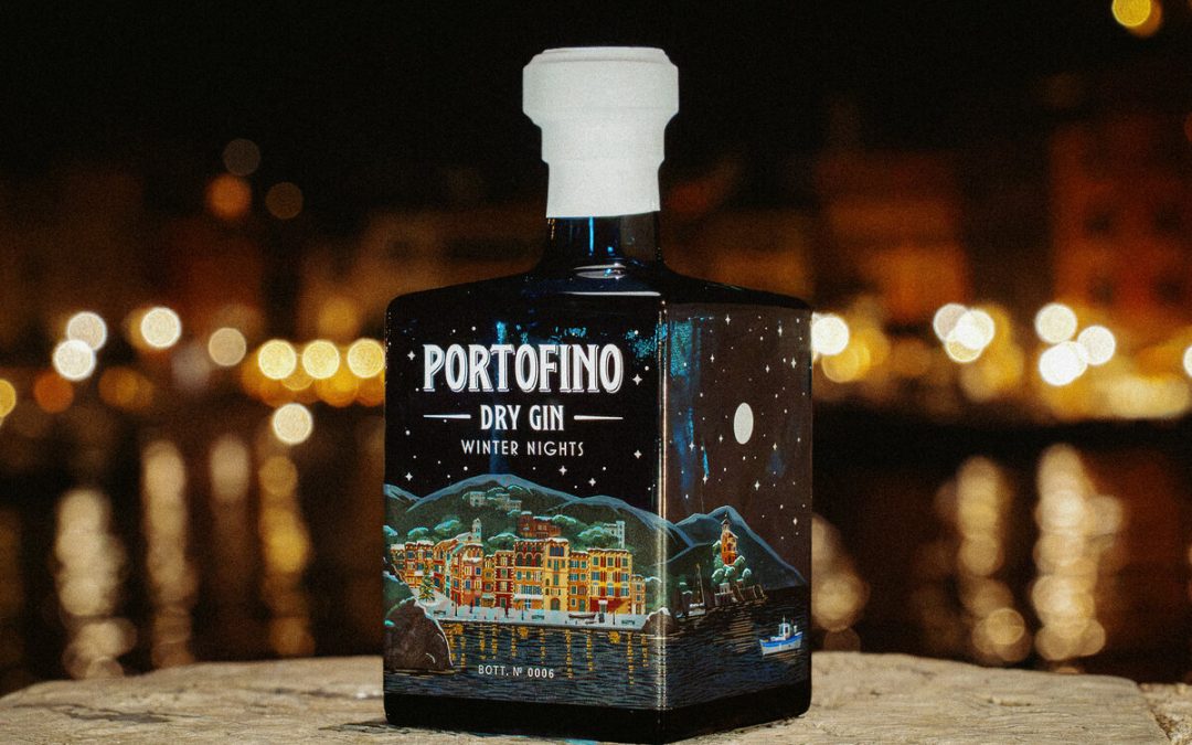 Bottiglia numerata di Portofino Dry Gin Winter Nights Limited Edition 2026 in vetro blu con illustrazioni dorate e argento